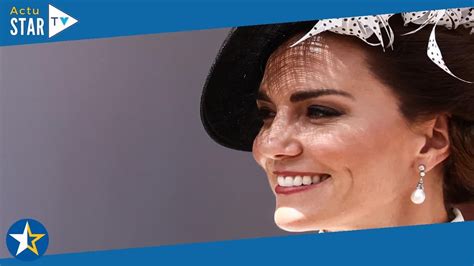 Kate Middleton sublimissime chignon tressé chapeau robe à pois