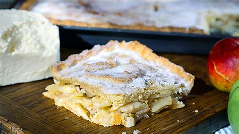 I've never had it with raisins inside. Mary Berry Sweet Shortcrust Pastry Apple Pie / Mincemeat And Orange Tarts Mary Berry S Absolute ...
