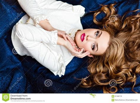 retrato de uma menina ruivo glamoroso sensual muito bonita mim foto de stock imagem de preto