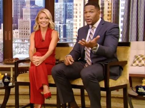 Kelly Ripa Reunited With Michael Strahan On Live To Bury The Hatchet