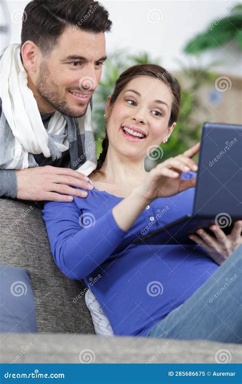 Happy Pregnant Couple Slooking On Laptop Sat On Couch Stock Image Image Of Couch Baby