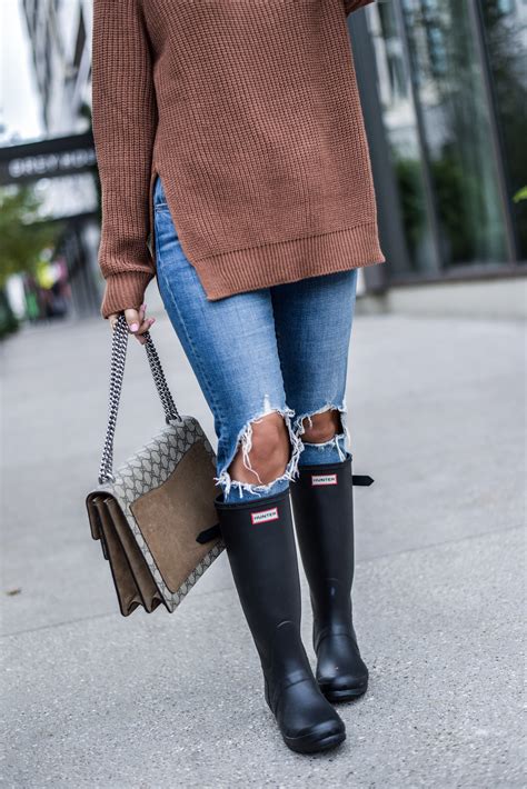 How To Wear Hunter Boots This Fall Women S Fashion Trends Fall Boots Outfit Autumn Fashion