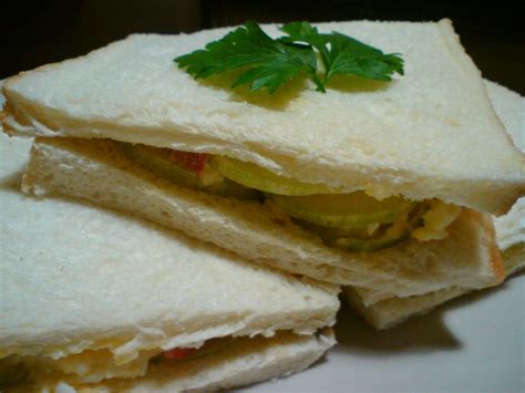 Tambahkan kepingan cheese jika suka, tutup lapisan ketiga siap boleh. Taste Buds...: Sandwich Telur Mayonis