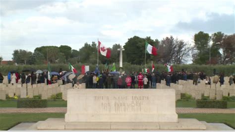 Il Remenbrance Day Al Cimitero Canadese Di Ortona