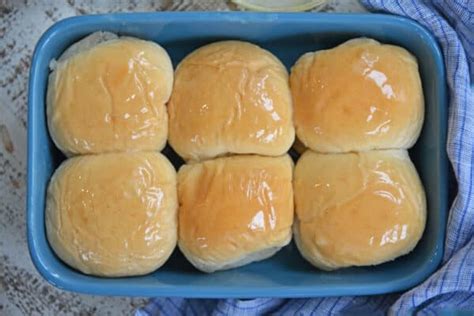Easy 30 Minute Dinner Rolls Quick And Fluffy Yeast Roll Recipe