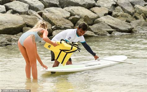 Love Island S Laura Anderson Goes Paddle Boarding In Dubai After Split Daily Mail Online