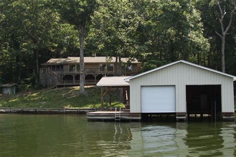 Launch is right across the street and the tackle store in just down the hill from your cabin. Guntersville Vacation Rental - VRBO 290154 - 3 BR ...