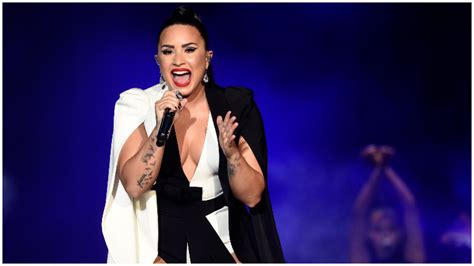 demi lovato nude photos allegedly leaked on snapchat