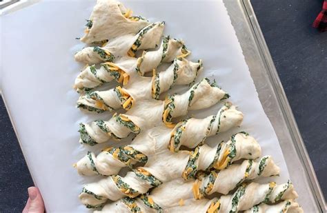 Use any canned pizza dough you like. CHRISTMAS TREE SPINACH DIP BREADSTICKS | Weihnachtsrezepte ...