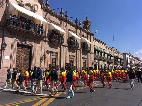 en calma inicia desfile por la revolución mexicana en morelia