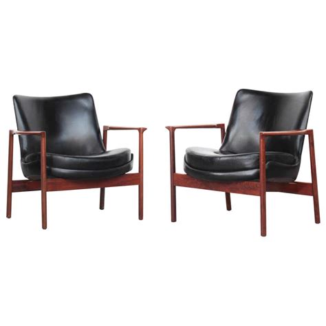 Ib Kofod Larsen Pair Of Danish Modern Leather Lounge Chairs At 1stdibs