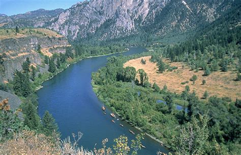 Перевод слова river, американское и британское произношение, транскрипция, словосочетания, однокоренные слова, примеры использования. the natural function of rivers, salinity of rivers ...