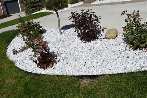 Modern white stones garden ideas / 20 great ideas for perfect garden path / fieldstones have a more rustic look than flagstones, with rougher surfaces and more variation in shape and color. Ideas Decorating White Stones Landscaping — Built With Polymer Design