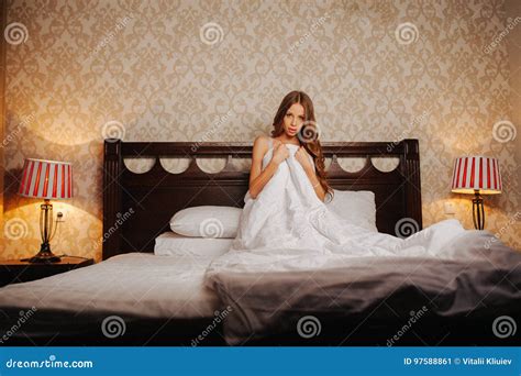 Nackte Bedeckt Durch Decke Auf Dem Bett Stockbild Bild von glücklich morgen