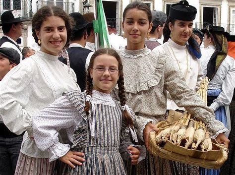It is quite unjust to refer to the individuals below without including the scion of a noble family from portugal's interior, cabral was charged by the king, manuel the 1st. Girls in traditional costumes - Viana do Castelo, northern ...