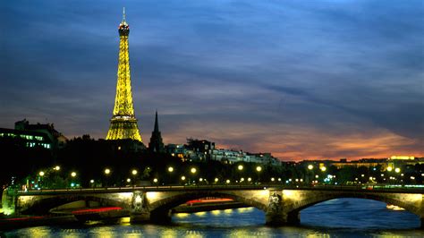 La Tour Eiffel Et La Seine De Nuit Paris France 10 000 Fonds D