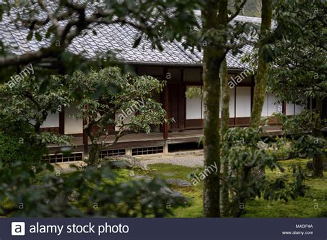 Los juegos de patio al aire libre tradicionales son divertidos, didácticos, sencillos de aprender y sobre todo muy populares entre los niños de 6 a 7 años especialmente, aunque también de todas las edades. La arquitectura tradicional japonesa de una casa patio con un jardín interior en Kioto, Japón ...