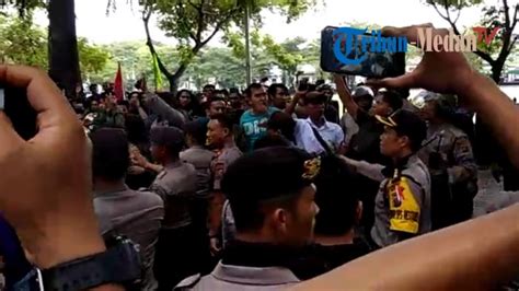 Rusuh Dua Massa Pro Dan Kontra Jokowi Saling Lempar Batu Di Dprd Sumut