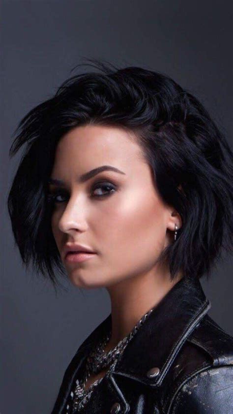 Lovato's layered all the way up, which breathes life into an otherwise shapeless lob. Pin by enery13 on chicas in 2020 | Demi lovato short hair ...