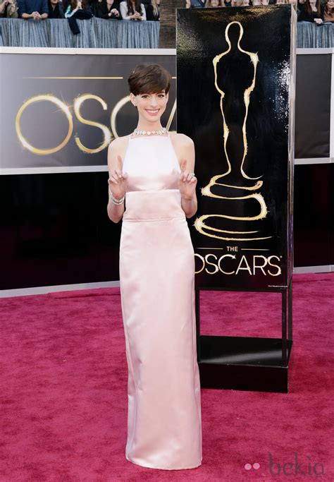 Anne Hathaway En La Alfombra Roja De Los Oscar 2013 Alfombra Roja De