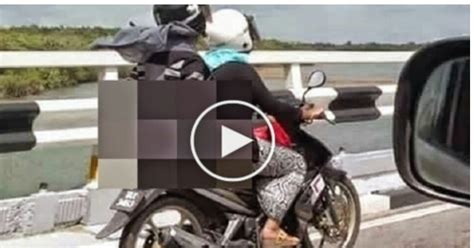 Pehh Gadis Bertudung Lakukan Aksi Pelik Diatas Motorsikal Tapi Ape