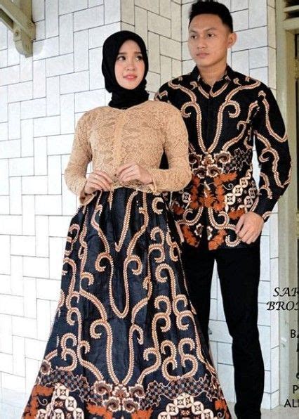 Sekarang lagi tren nih baju kondangan, acara tunangan, atau bahkan jadi bridesmaid dari kain tule bordir. Baju Gamis Batik Kombinasi Polos Wanita - Ragam Muslim ...