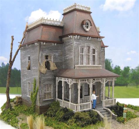 Bates Mansion House ~ Ho Scale Model Miniatures Model Homes Model