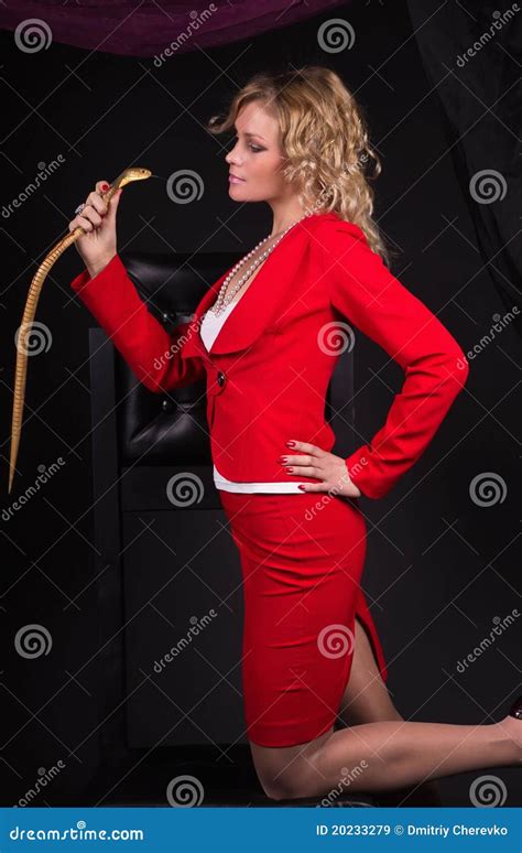 sinnliche dame im rot mit schlange stockbild bild von attraktiv blond 20233279