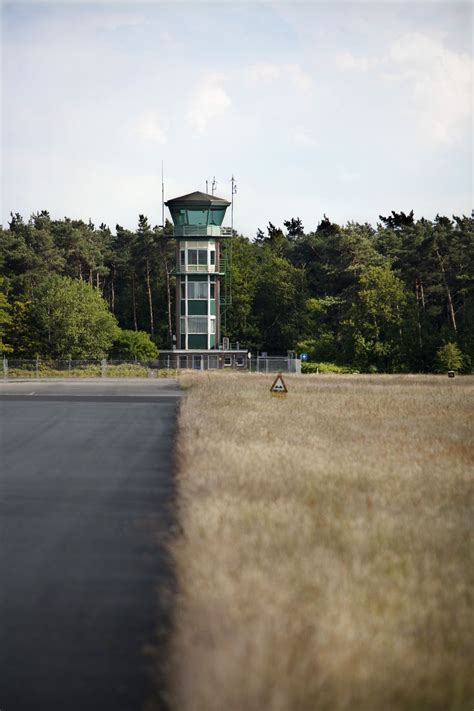 Последние твиты от soesterberg news (@soesterberg). Landingsbaan Soesterberg blijft liggen - NRC
