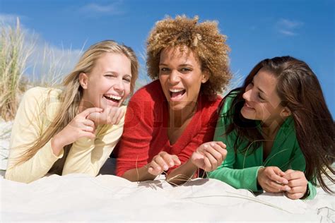 Drei Freundinnen Spaß am Strand Stock Bild Colourbox