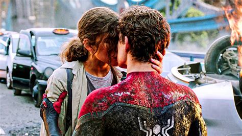 Peter Parker And Mj Kiss Scene Spider Man Far From Home 2019 Movie