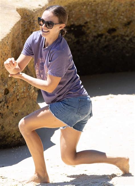 Natalie Portman In A Purple Tee On The Beach In Sydney 01 10 2021 4 Lacelebs Co
