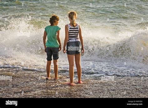 Deux Jeunes Filles Debout La Plage Avec Les Pieds Dans L Eau Photo Stock Alamy