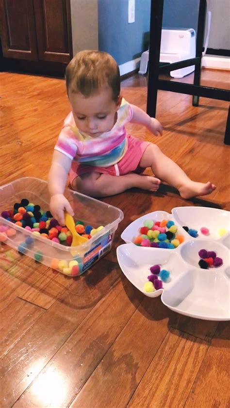 Ahora que poco a poco llega el frío y las tardes de lluvia son cada vez más habituales, encontrar actividades con niños para hacer en casa ¡es una prioridad! POM-POM SCOOP Y TRANSFERENCIA COLOR SORT (con imágenes ...