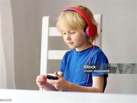 Anak Prasekolah Menikmati Mendengarkan Musik Atau Buku Audio
