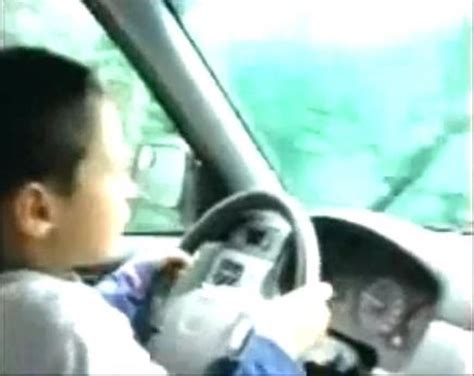 Graba A Su Hijo De Sólo 7 Años Mientras Maneja Su Auto Y Lo Sube A Youtube