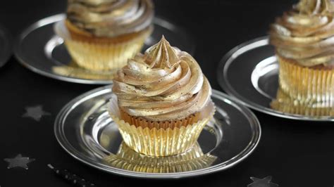 From design to execution, it really takes the cake. Golden Birthday Cupcakes Recipe - BettyCrocker.com