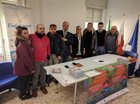 En grege relicto, humiles ad cunas, vocatis pastores approperant. Adeste Fideles, con i nostri artigiani come a Betlemme ...