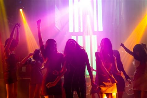Imagen De Silueta De Gente Bailando En Discoteca Con Música De Dj En El