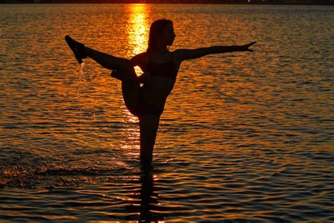 Premium Photo Girl Gymnastics Pose At Sunset Beach