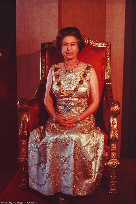 Newly Uncovered Photos Show The Queen Sitting For Portrait In 1986