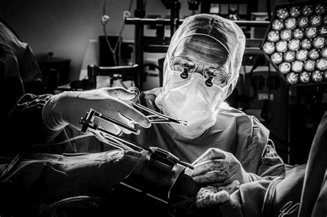 Suomalaiskirurgi ottaa sykähdyttäviä kuvia leikkaussaleissa - nämä iskevät kirjaimellisesti ...
