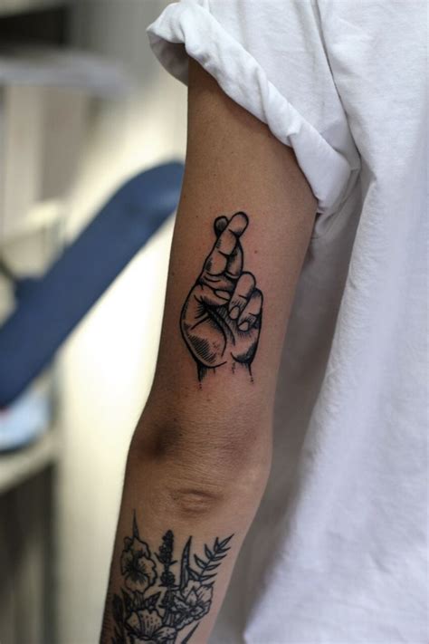 Additionally, a fingers crossed tattoo can be worn by one who is rooting for his fellow man, wishing him all the good fortune and protection he would want for people are in charge of their money: Crossed fingers tattoo | Tatueringsidéer ...