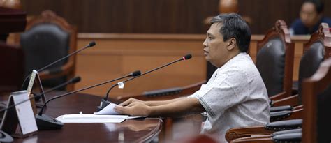 Uud 1945 sebagai konstitusi di indonesia yang selama ini disakralkan dan tidak boleh diubah, kini telah mengalami beberapa perubahan. Pemohon Inginkan Penggunaan Kata dalam UUD dan UU Sesuai ...