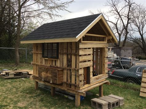 This is video i did last spring showing off my little pallet chicken coop. Pin by Marmee Reasons on pallet chicken coop | House ...