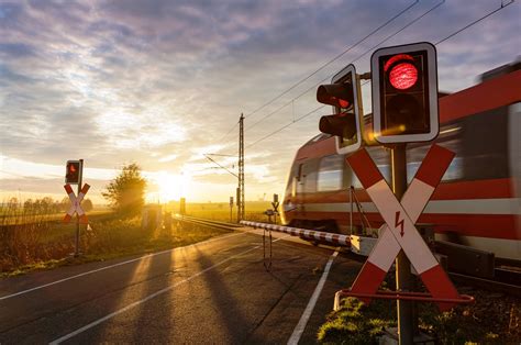 Il Segnale Raffigurato Preannuncia Un Attraversamento Ferroviario Senza Barriere - Passaggi A Livello Senza Barriere - lanarya