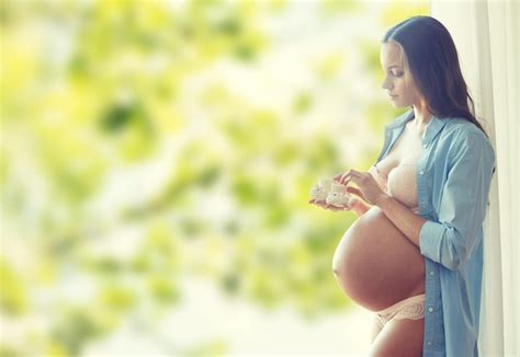 Gravidez Maternidade Pessoas E Conceito De Expectativa Mulher Grávida Feliz Com Grande