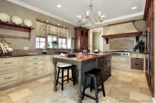 The kitchens that require more storage area need of assembling all the kitchen cabinets so that less space could possibly be inhabited by maintaining the aesthetics of the kitchen, the remedy. Pictures of Kitchens - Traditional - Off-White Antique ...