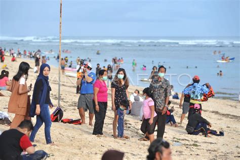 LIBURAN TAHUN BARU DI PANTAI PANDAWA BALI ANTARA Foto