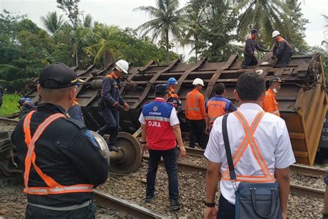 Kemenhub Dan Knkt Investigasi Penyebab Tabrakan 2 Kereta Di Lampung
